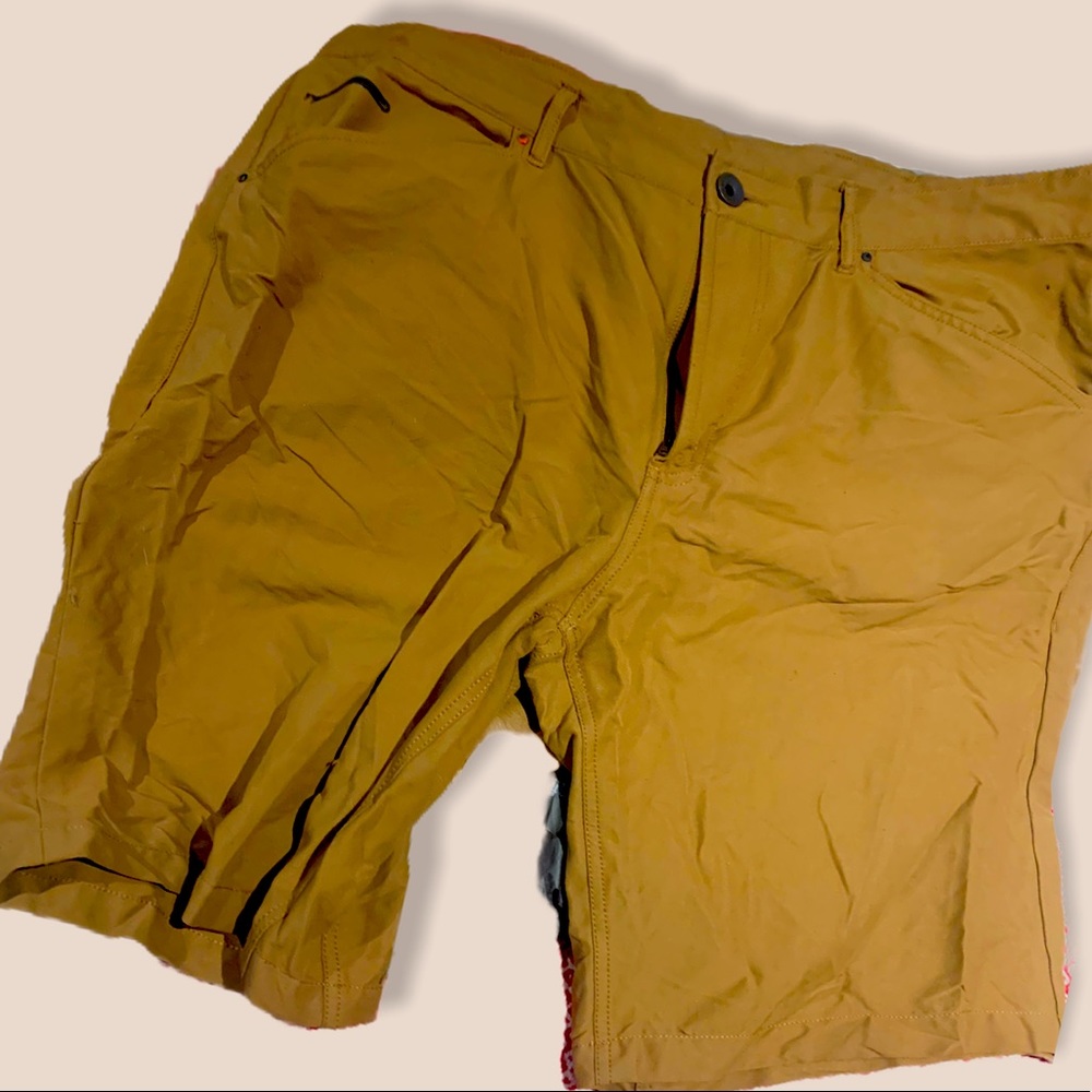 🪆3/$21 Waist 42, Mens MEC stretch shorts.